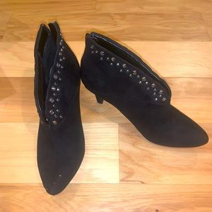 Madeline “Valentino” Black Ankle Boot with stone accents and zip up backs sz 9.5